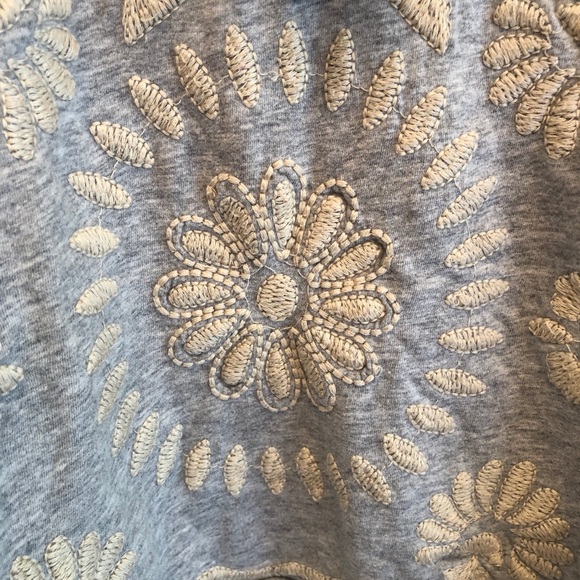 JOHNNY WAS * Soft Gray Embroidered Sharkbite Top - Picture 5 of 9